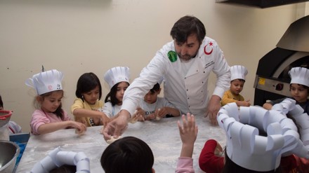 Minik Eller Kendi Ekmeğini Pirişiriyor